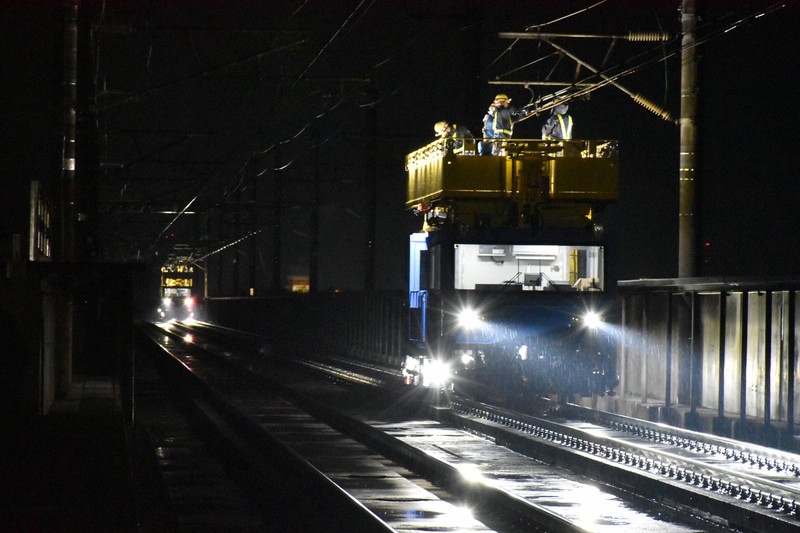 夜間の作業、急ピッチで進行中 上越新幹線の架線張り替え JR東 [写真