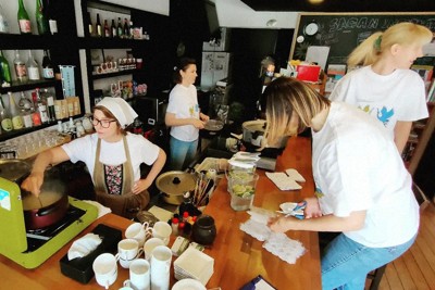 アンナさん（左）らが佐賀市で開催したウクライナ料理のイベント＝多文化人材活用支援センター提供