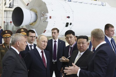 ボストーチヌイ宇宙基地を視察する北朝鮮の金正恩朝鮮労働党総書記とロシアのプーチン大統領＝ロシア極東アムール州で2023年9月13日、AP