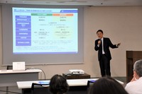 「生活の窓口」のセミナーで新NISAについて説明する蒲谷晃広さん＝東京都千代田区で2023年11月25日、山口敦雄撮影