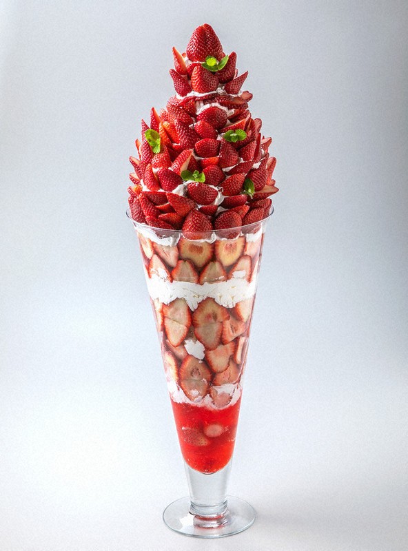 100粒のイチゴ、ぎっしり！！ 1日1個メガパフェ、予約殺到 小山の農園