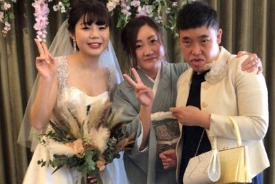 角谷美喜子さんの三女佳帆里さん（左）の結婚式で笑顔を見せる長女の圭美さん（中央）と知的障害がある次女の真世さん＝角谷さん提供