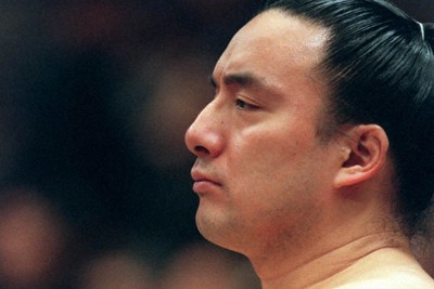現役時代、じっと稽古（けいこ）を見守る寺尾＝森田剛史撮影