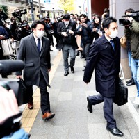 家宅捜索のため清和政策研究会（安倍派）があるビルに入る東京地検特捜部の係官ら＝東京都千代田区で2023年12月19日午前9時58分、玉城達郎撮影