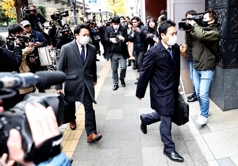 家宅捜索のため清和政策研究会（安倍派）があるビルに入る東京地検特捜部の係官ら＝東京都千代田区で2023年12月19日午前9時58分、玉城達郎撮影