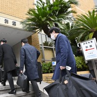 家宅捜索のため、志帥会（二階派）の事務所があるビルに入る東京地検特捜部の係官ら＝東京都千代田区で2023年12月19日午前10時、前田梨里子撮影