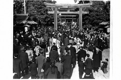 初詣でにぎわう明治神宮＝1953年1月1日撮影