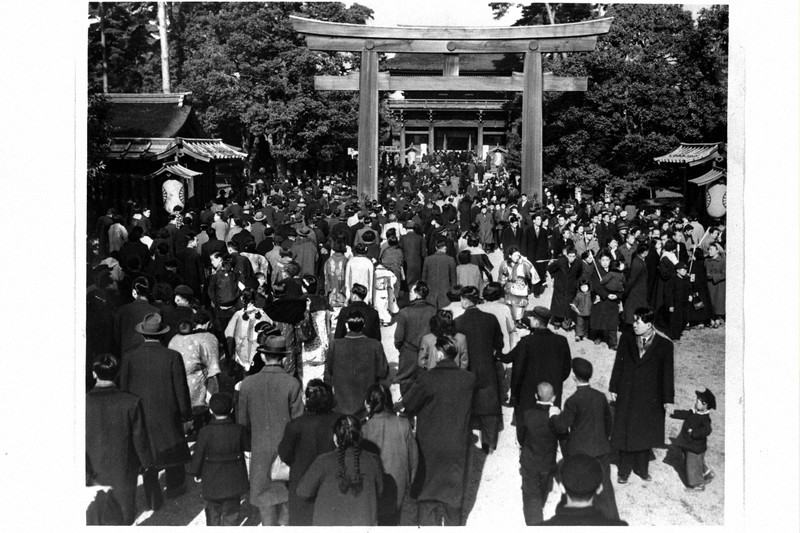 初詣でにぎわう明治神宮＝1953年1月1日撮影