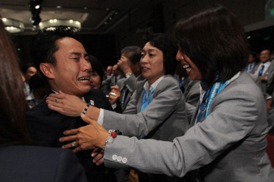 IOC総会で東京五輪開催が決まり泣きじゃくるフェンシングの太田雄貴選手(左)＝2013年9月(代表撮影)