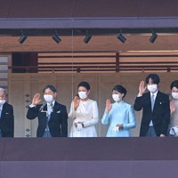 新年一般参賀に臨み、手をふられる天皇、皇后両陛下と長女愛子さま、上皇ご夫妻、秋篠宮ご夫妻と次女佳子さま＝皇居・宮殿東庭で2023年1月2日午前11時54分、前田梨里子撮影