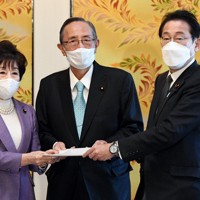 細田博之衆院議長（中央）、山東昭子参院議長（左）に報告書を手渡す岸田文雄首相＝国会内で2022年1月12日午前9時59分、竹内幹撮影