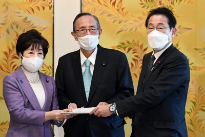 細田博之衆院議長（中央）、山東昭子参院議長（左）に報告書を手渡す岸田文雄首相＝国会内で2022年1月12日午前9時59分、竹内幹撮影