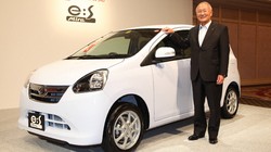 「第3のエコカー」と呼ばれた「ミライース」を発表するダイハツ工業の伊奈功一社長（当時）＝東京都内で2011年9月20日、山本晋撮影