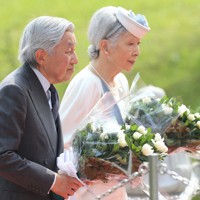 ハンセン病国立療養所の東北新生園を訪れた上皇ご夫妻（当時は天皇、皇后両陛下）＝宮城県登米市で2014年7月22日午後2時8分、佐々木順一撮影