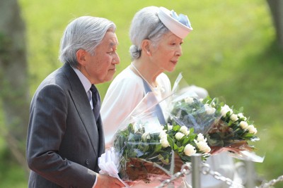 ハンセン病国立療養所の東北新生園を訪れた上皇ご夫妻（当時は天皇、皇后両陛下）＝宮城県登米市で2014年7月22日午後2時8分、佐々木順一撮影