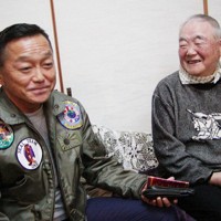 父と息子はよく酒をくみかわし語り合った。ただ「生きた目的」については、父は最後まで直接息子には告げになかったという＝2014年10月、東京都中野区の伊藤祐靖氏の自宅で、滝野隆浩撮影