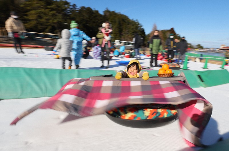 こたつに入って、ぬくぬくと雪遊び こたつ形のそり「ソリごたつ」登場