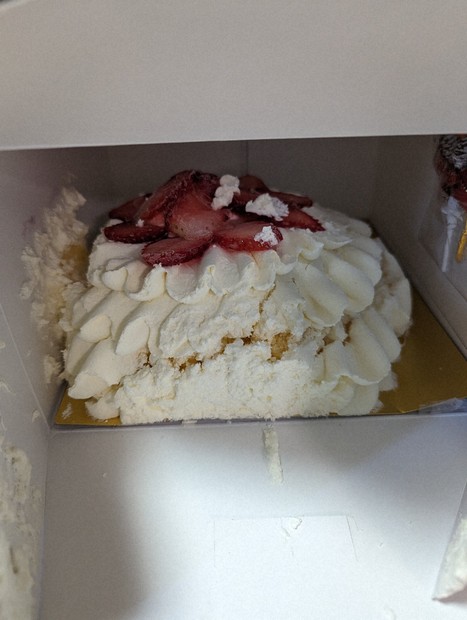 高島屋のクリスマスケーキ「届いたらぐちゃぐちゃ」 苦情370件 | 毎日新聞