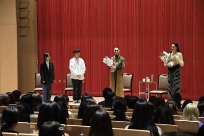 学生代表と対談した西村宏堂さん（右から2人め）と冨永愛さん（右）