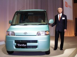 初代「タント」を発表するダイハツの山田隆哉社長（当時）＝東京都品川区で2003年11月27日撮影