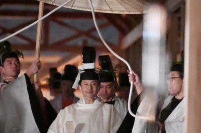 大嘗宮の主基殿に向かわれる天皇陛下＝皇居・東御苑で2019年11月15日午前0時29分（代表撮影）