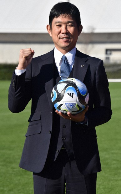 サッカー日本代表・森保監督 アジアの戦いへ決意の文字は「勝」 | 毎日新聞