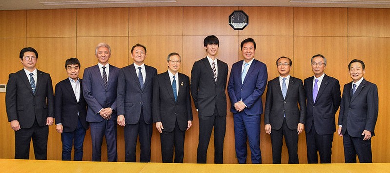 大学倶楽部・専修大：日本バレーボール協会 川合会長らが本学訪問 甲斐