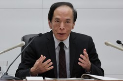 2023年最後の金融政策決定会合を終え、記者会見する日銀の植田和男総裁＝東京都中央区の日本銀行本店で2023年12月19日、和田大典撮影