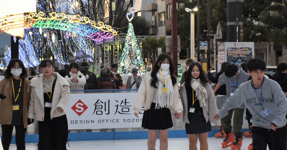 クリスマス、滑走に笑顔 静岡市役所前・6年ぶり スケートリンクが復活
