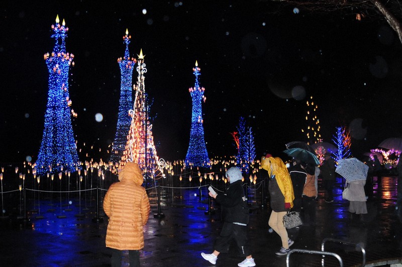 雪の華」も 音楽に合わせLED60万色に変化 音と光のファンタジア | 毎日新聞