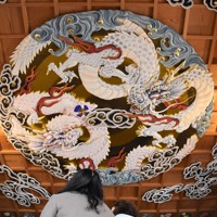天に舞う竜、150年ぶり“復活” 天井に400キロの彫刻 熊本 [写真特集1/7