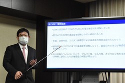 大阪府豊中市民対象の新型コロナウイルス感染症後遺症についての調査結果を説明する忽那賢志・大阪大教授＝豊中市役所で2022年12月14日午後1時27分、菅沼舞撮影