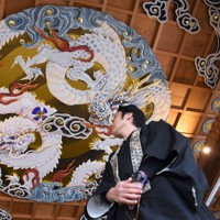 天に舞う竜、150年ぶり“復活” 天井に400キロの彫刻 熊本 [写真特集1/7
