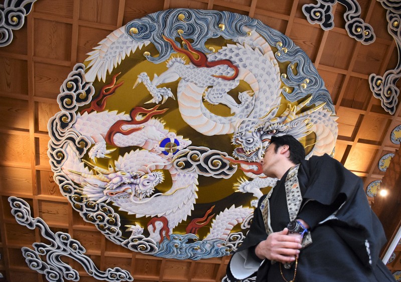 天に舞う竜、150年ぶり“復活” 天井に400キロの彫刻 熊本 ［写真特集1/7
