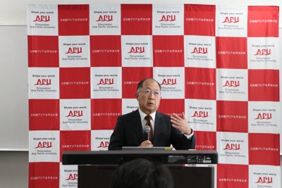 記者発表で新プランを説明する米山裕次期学長