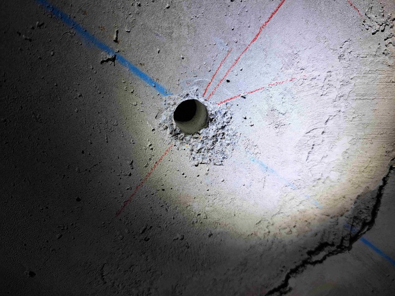 30センチの厚みが必要にもかかわらず、3センチしかないことが分かった八郎山トンネル内壁の天井部分。裏側は空洞となっている＝和歌山県提供