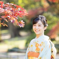 赤坂御用地を散策される秋篠宮ご夫妻の次女佳子さま＝東京都港区で2023年12月2日撮影（宮内庁提供）