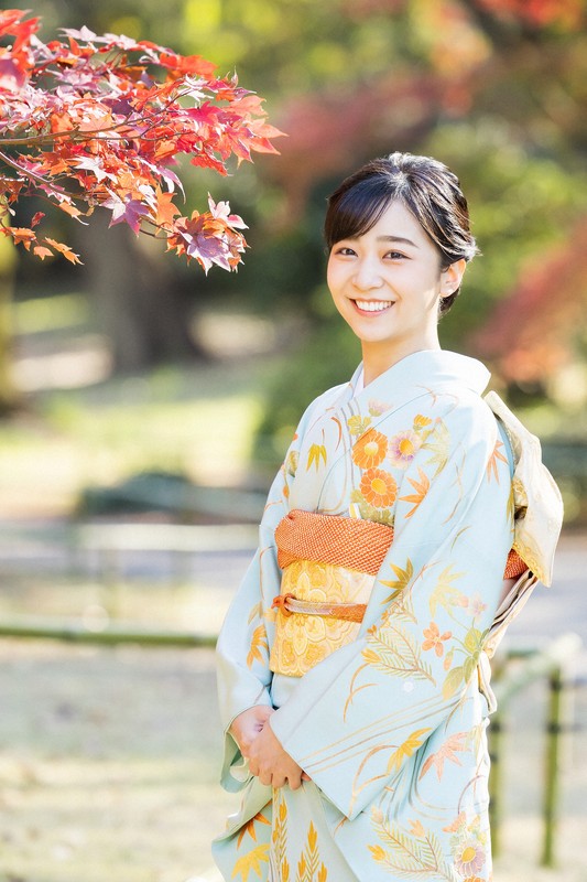 赤坂御用地を散策される秋篠宮ご夫妻の次女佳子さま＝東京都港区で2023年12月2日撮影（宮内庁提供）