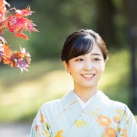 赤坂御用地を散策される秋篠宮ご夫妻の次女佳子さま＝東京都港区で2023年12月2日撮影（宮内庁提供）