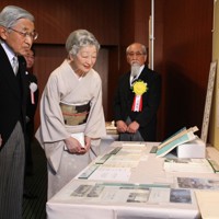 日本学士院第99回授賞式前に、受賞者の研究資料を見る上皇ご夫妻（当時は天皇、皇后両陛下）＝東京都台東区の日本学士院研究資料陳列室で2009年6月1日、武市公孝撮影