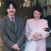 秋篠宮さまに付き添われて佳子さまを抱いて退院される紀子さま＝東京都千代田区の宮内庁病院で1995年1月6日（代表撮影）