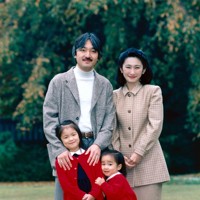 秋篠宮ご夫妻、姉の小室眞子さんと写真撮影に臨まれた佳子さま＝東京都港区元赤坂の秋篠宮邸で1997年11月13日（宮内庁提供）