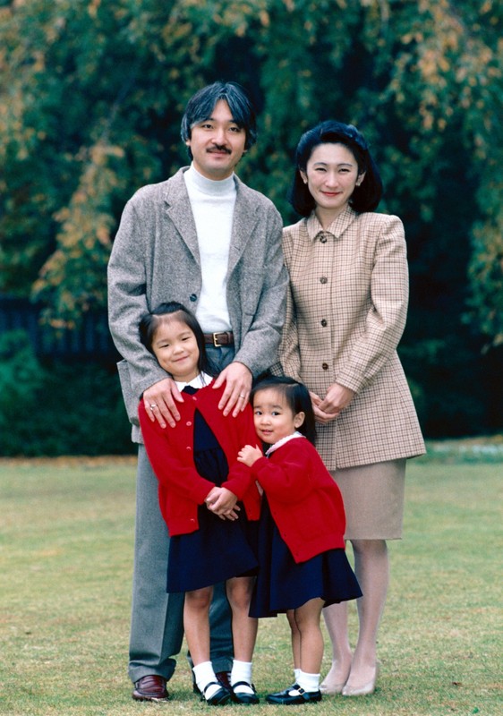 秋篠宮ご夫妻、姉の小室眞子さんと写真撮影に臨まれた佳子さま＝東京都港区元赤坂の秋篠宮邸で1997年11月13日（宮内庁提供）