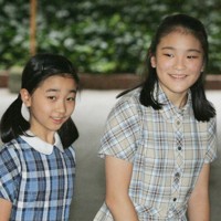 出産のため入院中の母親の紀子さまのお見舞いに訪ねられた小室眞子さんと佳子さま＝東京都港区の愛育病院で2006年9月6日午後3時5分、尾籠章裕撮影