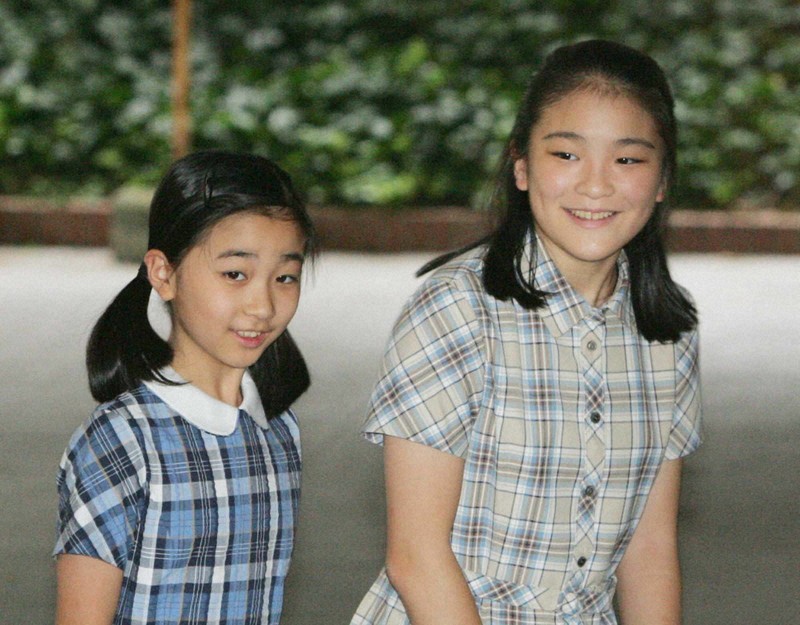 出産のため入院中の母親の紀子さまのお見舞いに訪ねられた小室眞子さんと佳子さま＝東京都港区の愛育病院で2006年9月6日午後3時5分、尾籠章裕撮影