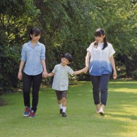 秋篠宮邸の庭で姉の小室眞子さん、弟の悠仁さまと散歩をされる佳子さま＝2013年7月23日（宮内庁提供）
