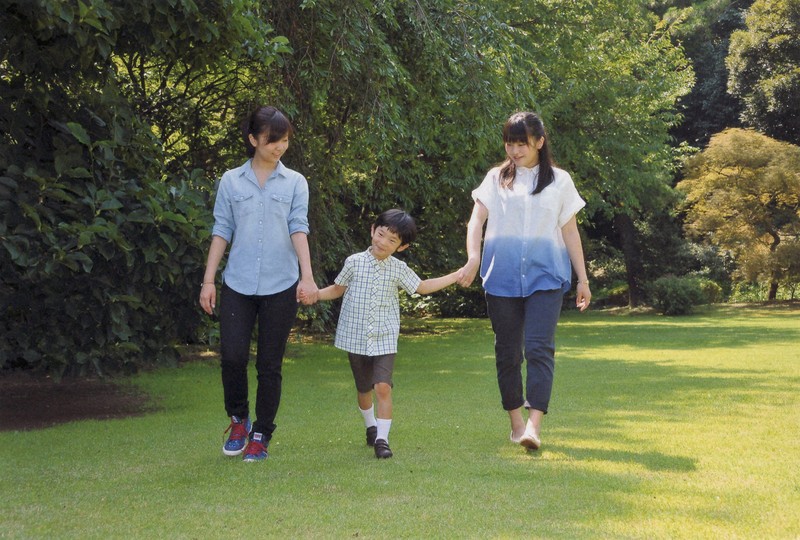 秋篠宮邸の庭で姉の小室眞子さん、弟の悠仁さまと散歩をされる佳子さま＝2013年7月23日（宮内庁提供）