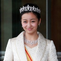 20歳の誕生日を迎え、皇居・宮殿で天皇陛下（現在の上皇さま）から女性皇族の勲章「宝冠大綬章」を授与された秋篠宮ご夫妻の次女佳子さま＝皇居・宮殿西車寄せで2014年12月29日（代表撮影）