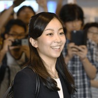 英リーズ大に留学するため、羽田空港から英国へ出発される秋篠宮家の次女佳子さま＝東京都大田区の羽田空港で2017年9月12日（代表撮影）