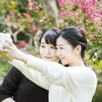 写真を撮影される秋篠宮ご夫妻の長女小室眞子さんと次女佳子さま＝東京都港区の赤坂御用地で2020年10月6日（宮内庁提供）